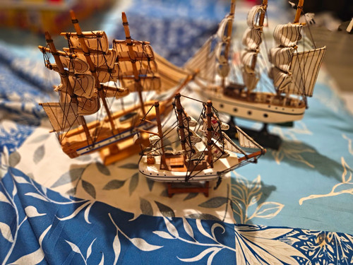 Lot sailing ship model - of,